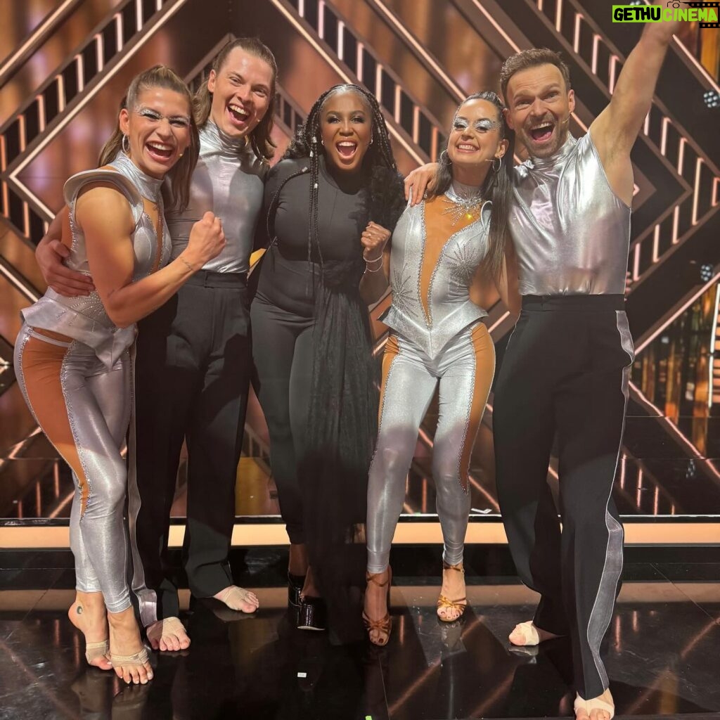 Motsi Mabuse Instagram - How unbelievably special last night was 😮 . I truly didn’t not expect that !! I have received so many messages today THANK YOU so much I feel the love storm … I just want to give a shoutout to everyone involved in the whole process . My team @evgenij_voznyuk @jimmiesurles @otimabuse @geraldvanwindt Once I have something in my head I question myself every single second because I want the best possible performance, I want my team to know I will do everything possible that they shine . I am lucky to have people around me that understand me & support me … Thank you to my two couples @janawosnitza & @vadim.garbuzov , @gabrielkelly_official & @malikadzumaev for really trusting me but also such a pleasure to work with even if I shortened our lunch to 10 minutes 😂😂😂😂🙏🏾🙏🏾🙏🏾🙏🏾. Thank you @katia_convents and team for being exceptional as always … I wanted the teams to look a certain way hair and makeup . Thank you to @krissivanderviven and our make up team because what you did in the short space of time was amazing ❤️❤️❤️❤️❤️❤️ Thank you @a.lexandru @zsolt_cseke and @mika_tatarkin for just giving so much positive energy So guys you see it’s never just one person. It’s always a team effort! Every individual gave their best that’s what makes magic happen!!!! Thank you 🙏🏾 to @letsdance I definitely know that being a part of the special show is absolutely the gift that keeps giving ❤️❤️❤️ . My team always on fire 🔥 ofcourse @alicejuhas @lukas.k_hairstylist_makeup @hbpartofgold_ @marcosgmakeup @slayedbyjess @timmachtdencut @karsten.biermann @carina.km @frauke2312 ❤️❤️🙏🏾👍🏾🙌🏾👌🏾 #gratitude