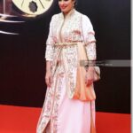 Mounia Lamkimel Instagram - @marrakechfilmfestival @naamanadil 👗: @zor.creations 💪♥️ #redcarpet #festival #cinema #actress #actresshot #couple #light #shining #caftanmoroccan #caftan #mounialamkimel #mounia_lamkimel #سينما #قفطان #قفطان_مغربي #مهرجان #مونية_لمكيمل