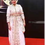 Mounia Lamkimel Instagram - @marrakechfilmfestival @naamanadil 👗: @zor.creations 💪♥️ #redcarpet #festival #cinema #actress #actresshot #couple #light #shining #caftanmoroccan #caftan #mounialamkimel #mounia_lamkimel #سينما #قفطان #قفطان_مغربي #مهرجان #مونية_لمكيمل