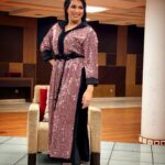 Mounia Lamkimel Instagram - لفاميلاااااا 💖🖤 لبنات كي غاديين مع تمارة الفطور والشهيوات والكوزينة الدراري كاين شي عوين ولا والو؟ حتى ايلا ماكانش قولو غا شكرا لميمات والخواتات 😒 شكرا لأحسن فريق عمل فالدنيا جليليبتي من عند طاتي البارعة @zor.creations 😍 وماكياجي والشعر من أنامل الواعر @halim_barakat_official 😍 المناسبة من بلاطو #نكتاشفو_بلادنا في القناة @2mtv مع الصديق @hichammasrar1 #mounialamkimel #mounia_lamkimel #actress #actresslife #artists #marocaine #jellabamarocaine #مونية_لمكيمل #جلابة_مغربية #pink #pinky #black