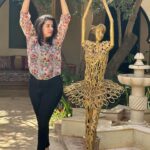 Mounia Lamkimel Instagram - أجدني دوما غارقة في بحري، تصطادني أمواج مسؤولياتي واحتياجات اطفالي وعائلتي من جهة وجولاتي المسرحية واهتماماتي المهنية من جهة أخرى واستغرب كيف للبعض ان يجد فراغا في حياته ليملأه بمراقبة حياة الآخرين والسخرية من آلامهم ويغوص في دائرة أسئلة من قبيل من تزوج....من طلق.... من خان.....من اشترى بيتا او سيارة ...من خضع لعمليات التجميل ..... من سُجن .... لم أعراض وفضائح ومشاكل الناس مهمة ؟ لم نفتح نافدة بإيدينا على منصات وسائل التواصل الاجتماعي ونترك من هب ودب يسخر من بلدنا انطلاقا من فيديوهات نُسَوق لها بأسئلتنا المتكررة طفيليات الميديا متواجدة فالعالم بأسره وليست حكرا على بلد دون غيره ولا تمتل شعبا بأكمله هي فقط ظواهر تتغدى على فضول مُحبي الخوض في الفضائح #mounialamkimel #mounia_lamkimel #peace #peaceful #lifestyle #life #enjoylife #مونية_لمكيمل #عيشي_حياتك #عيش_وماتحضيش #الحياة #المغرب #المغربيات_اجمل_نساء_الكون #المغربية #مغرب