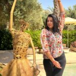 Mounia Lamkimel Instagram - أجدني دوما غارقة في بحري، تصطادني أمواج مسؤولياتي واحتياجات اطفالي وعائلتي من جهة وجولاتي المسرحية واهتماماتي المهنية من جهة أخرى واستغرب كيف للبعض ان يجد فراغا في حياته ليملأه بمراقبة حياة الآخرين والسخرية من آلامهم ويغوص في دائرة أسئلة من قبيل من تزوج....من طلق.... من خان.....من اشترى بيتا او سيارة ...من خضع لعمليات التجميل ..... من سُجن .... لم أعراض وفضائح ومشاكل الناس مهمة ؟ لم نفتح نافدة بإيدينا على منصات وسائل التواصل الاجتماعي ونترك من هب ودب يسخر من بلدنا انطلاقا من فيديوهات نُسَوق لها بأسئلتنا المتكررة طفيليات الميديا متواجدة فالعالم بأسره وليست حكرا على بلد دون غيره ولا تمتل شعبا بأكمله هي فقط ظواهر تتغدى على فضول مُحبي الخوض في الفضائح #mounialamkimel #mounia_lamkimel #peace #peaceful #lifestyle #life #enjoylife #مونية_لمكيمل #عيشي_حياتك #عيش_وماتحضيش #الحياة #المغرب #المغربيات_اجمل_نساء_الكون #المغربية #مغرب
