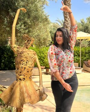 Mounia Lamkimel Instagram - أجدني دوما غارقة في بحري، تصطادني أمواج مسؤولياتي واحتياجات اطفالي وعائلتي من جهة وجولاتي المسرحية واهتماماتي المهنية من جهة أخرى 
واستغرب كيف للبعض ان يجد فراغا في حياته ليملأه بمراقبة حياة الآخرين والسخرية من آلامهم ويغوص في دائرة أسئلة من قبيل من تزوج....من طلق.... من خان.....من اشترى بيتا او سيارة ...من خضع لعمليات التجميل ..... من سُجن ....
لم أعراض وفضائح ومشاكل الناس مهمة ؟ لم نفتح نافدة بإيدينا على منصات وسائل التواصل الاجتماعي ونترك من هب ودب يسخر من بلدنا انطلاقا من فيديوهات نُسَوق لها بأسئلتنا المتكررة 
طفيليات الميديا متواجدة فالعالم بأسره وليست حكرا على بلد دون غيره ولا تمتل شعبا بأكمله هي فقط ظواهر تتغدى على فضول مُحبي الخوض في الفضائح

#mounialamkimel #mounia_lamkimel #peace #peaceful #lifestyle #life #enjoylife #مونية_لمكيمل #عيشي_حياتك #عيش_وماتحضيش #الحياة #المغرب #المغربيات_اجمل_نساء_الكون #المغربية #مغرب