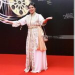 Mounia Lamkimel Instagram - @marrakechfilmfestival @naamanadil 👗: @zor.creations 💪♥️ #redcarpet #festival #cinema #actress #actresshot #couple #light #shining #caftanmoroccan #caftan #mounialamkimel #mounia_lamkimel #سينما #قفطان #قفطان_مغربي #مهرجان #مونية_لمكيمل