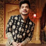 Munawar Faruqui Instagram - Sitare mere ghar ✨ Photo by: @shahbaz.khan.9210 Styled by: @hitendrakapopara Outfit: @kalpraag @oakpinionpr #munawarfaruqui