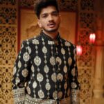 Munawar Faruqui Instagram - Sitare mere ghar ✨ Photo by: @shahbaz.khan.9210 Styled by: @hitendrakapopara Outfit: @kalpraag @oakpinionpr #munawarfaruqui