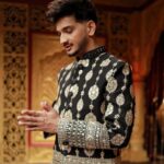 Munawar Faruqui Instagram - Sitare mere ghar ✨ Photo by: @shahbaz.khan.9210 Styled by: @hitendrakapopara Outfit: @kalpraag @oakpinionpr #munawarfaruqui