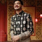 Munawar Faruqui Instagram - Sitare mere ghar ✨ Photo by: @shahbaz.khan.9210 Styled by: @hitendrakapopara Outfit: @kalpraag @oakpinionpr #munawarfaruqui