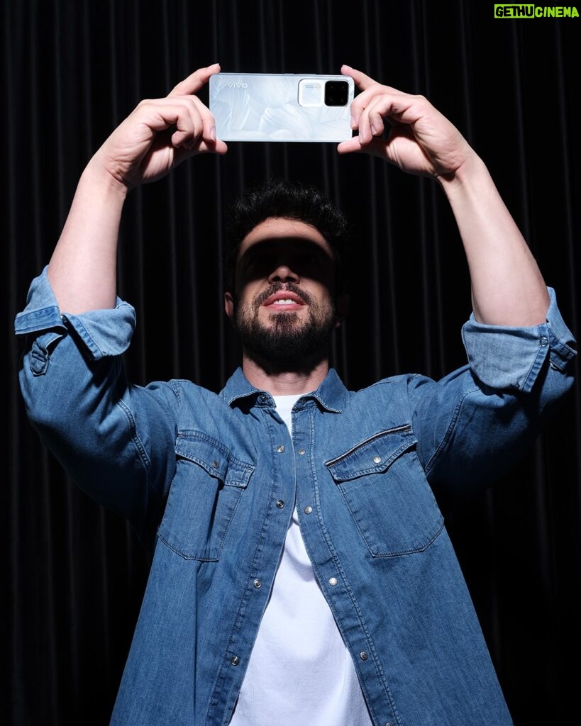 Murat Boz Instagram - Flaşın ışığını çalmasına izin verme! vivo V30 5G’nin Star Işığı ile stüdyo kalitesinde portreler çek, ışığını yansıt✨ #Baybayflaş #vivo #V30