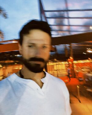 Murilo Cezar Instagram - #2024

“ Não desejo a você um ano maravilhoso, onde tudo é bom. Esse é um pensamento mágico, infantil e utópico. Desejo que você seja encorajado a se olhar e a se amar como você é. Tenha amor próprio suficiente para travar muitas batalhas,  e  humildade em saber que existem batalhas impossíveis de vencer para aqueles que acham que não vale a pena lutar. 

Desejo que você aceite que existem realidades que não podem ser modificadas e que existem outras que, se você fugir do local da reclamação, poderá mudar. Deixe o “eu não posso” e reconheça  o “eu não quero”.

Desejo que você ouça a sua verdade, e diga-a, com plena consciência de que é apenas a sua verdade, não a do outro. Que você se exponha ao que teme,  porque é a única maneira de superar o medo. Que você aprenda a tolerar os “desafios” do outro, porque você também tem os seus, e isso cancela a possibilidade de reivindicar. Não se condene por estar errado, você não é todo-poderoso.  Cresça, onde e quando quiser.

Não desejo que 2024 traga felicidade.
Eu desejo que você seja feliz, seja qual for a realidade que você tem que viver.

Deixe a felicidade ser o caminho, não a meta…”