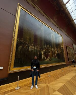 Murilo Cezar Instagram - sendo feliz no Louvre