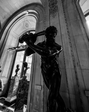 Murilo Cezar Instagram - sendo feliz no Louvre