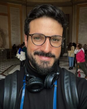 Murilo Cezar Instagram - sendo feliz no Louvre