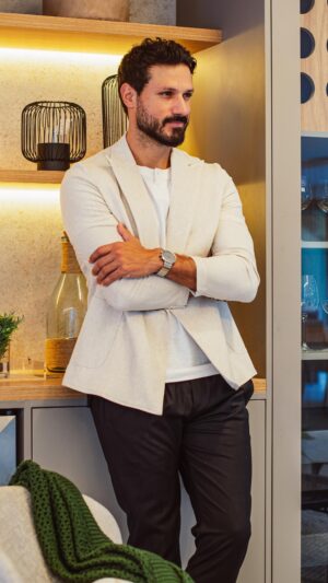 Murilo Cezar Instagram - Em todos os vídeos da campanha do Casas Tiê, tive como parceira, uma marca que conversa diretamente com a elegância masculina | @senplo 

Marca nacional, baseada na nossa cultura, trazendo simplicidade e conforto, alinhado a um luxo discreto, com design e escolha cuidadosa dos materiais. 

A sofisticação no conceito de Village do Tiê com a elegância e modernidade da Senplo, foi um casamento perfeito. 

Obrigado @mr.rafaelschneider e toda família Senplo.