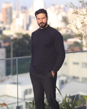 Murilo Cezar Instagram - enquanto organizo tudo da viagem, um pouco dos meus essentials aqui no feed

óculos @raenbr
look @senplo 

by @iamvictorlisboa