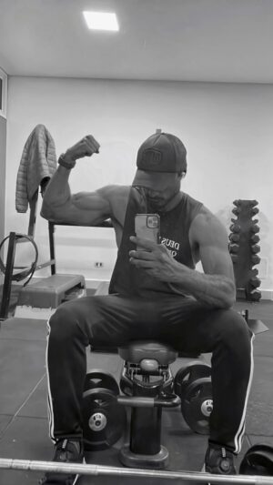 Murilo Cezar Instagram - um pouco de treino no templo ao som de uma banda que eu curto desde xóvem | @isamarapersonal_ifbbpro @marcoantonio_nutri