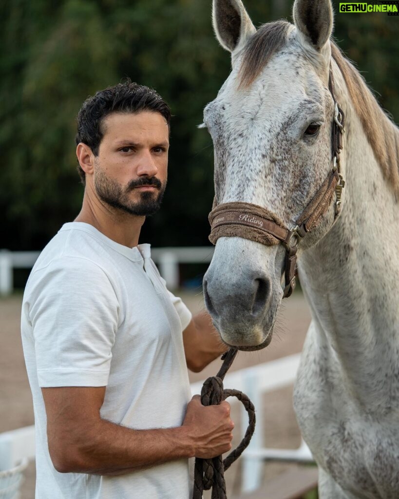 Murilo Cezar Instagram - Poucos sabem da história da Hípica da Riviera. Boa parte da minha infância foi nela, e guardo com certeza essa raiz até hoje. Em breve a Hípica mudará de lugar, e será construída com todo conceito e modernidade da Riviera. (Na terceira foto, sou eu e minha mãe numa prova de Enduro Equestre)