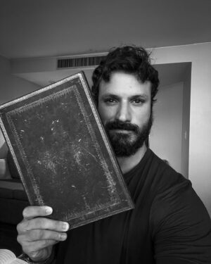 Murilo Cezar Instagram - pra você que assim como eu é fã de uma papelaria, te convido a conhecer a @sohopapelaria | lá eu encontrei uma grande variedade dos meus cadernos preferidos, canetas premium e diversos outros materiais que nos inspiram no processo criativo.

o link está nos stories, juntamente com o cupom | MURILOCEZAR | especialmente pra vocês. 

deixei também uma aba com meus favoritos pra vocês conhecerem. 

uma excelente escrita pra todos!