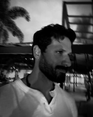 Murilo Cezar Instagram - #2024

“ Não desejo a você um ano maravilhoso, onde tudo é bom. Esse é um pensamento mágico, infantil e utópico. Desejo que você seja encorajado a se olhar e a se amar como você é. Tenha amor próprio suficiente para travar muitas batalhas,  e  humildade em saber que existem batalhas impossíveis de vencer para aqueles que acham que não vale a pena lutar. 

Desejo que você aceite que existem realidades que não podem ser modificadas e que existem outras que, se você fugir do local da reclamação, poderá mudar. Deixe o “eu não posso” e reconheça  o “eu não quero”.

Desejo que você ouça a sua verdade, e diga-a, com plena consciência de que é apenas a sua verdade, não a do outro. Que você se exponha ao que teme,  porque é a única maneira de superar o medo. Que você aprenda a tolerar os “desafios” do outro, porque você também tem os seus, e isso cancela a possibilidade de reivindicar. Não se condene por estar errado, você não é todo-poderoso.  Cresça, onde e quando quiser.

Não desejo que 2024 traga felicidade.
Eu desejo que você seja feliz, seja qual for a realidade que você tem que viver.

Deixe a felicidade ser o caminho, não a meta…”