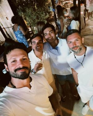 Murilo Cezar Instagram - #2024

“ Não desejo a você um ano maravilhoso, onde tudo é bom. Esse é um pensamento mágico, infantil e utópico. Desejo que você seja encorajado a se olhar e a se amar como você é. Tenha amor próprio suficiente para travar muitas batalhas,  e  humildade em saber que existem batalhas impossíveis de vencer para aqueles que acham que não vale a pena lutar. 

Desejo que você aceite que existem realidades que não podem ser modificadas e que existem outras que, se você fugir do local da reclamação, poderá mudar. Deixe o “eu não posso” e reconheça  o “eu não quero”.

Desejo que você ouça a sua verdade, e diga-a, com plena consciência de que é apenas a sua verdade, não a do outro. Que você se exponha ao que teme,  porque é a única maneira de superar o medo. Que você aprenda a tolerar os “desafios” do outro, porque você também tem os seus, e isso cancela a possibilidade de reivindicar. Não se condene por estar errado, você não é todo-poderoso.  Cresça, onde e quando quiser.

Não desejo que 2024 traga felicidade.
Eu desejo que você seja feliz, seja qual for a realidade que você tem que viver.

Deixe a felicidade ser o caminho, não a meta…”