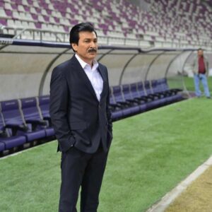 Mustafa Al abd ullaah Instagram - أياد راضي من الاشخاص الذين يؤمنون بأن القمم كثيرة ، فهو لم ينافس أحدًا على قمته ، صنع لنفسهِ وبلدهِ قمة انبثقت منها أعمالهِ التي تحمل في ثناياها نور الحُب والوعي والرحمة 
كمامات وطن مدرسة معطاءة زاخزة بالمواعظ والحكم ، حيث نخرج بعد كل حلقة من حلقاتهِ بوعي أعلى ورؤية أوسع وفكر إنساني سليم ورحيم 
شكرًا لك من القلب أيها الشّهم الكريم 
والشكر موصول للمؤلف وشكراً للمبدع والراقي المخرج سامر حكمت والمصور الجميل مصطفى حكمت وجميع طاقم العمل. #دمتم_لنا @mustafahikmat89 @samer7kmat @ayadradhi