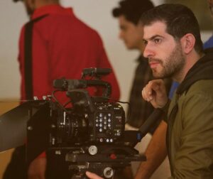 Mustafa Al abd ullaah Instagram - أياد راضي من الاشخاص الذين يؤمنون بأن القمم كثيرة ، فهو لم ينافس أحدًا على قمته ، صنع لنفسهِ وبلدهِ قمة انبثقت منها أعمالهِ التي تحمل في ثناياها نور الحُب والوعي والرحمة 
كمامات وطن مدرسة معطاءة زاخزة بالمواعظ والحكم ، حيث نخرج بعد كل حلقة من حلقاتهِ بوعي أعلى ورؤية أوسع وفكر إنساني سليم ورحيم 
شكرًا لك من القلب أيها الشّهم الكريم 
والشكر موصول للمؤلف وشكراً للمبدع والراقي المخرج سامر حكمت والمصور الجميل مصطفى حكمت وجميع طاقم العمل. #دمتم_لنا @mustafahikmat89 @samer7kmat @ayadradhi