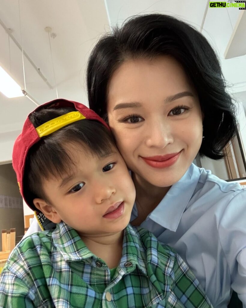 Myolie Wu Instagram - Happy Mother’s Day to me 😁❤️😘🧒🏻🧒🏻🧒🏻 @hakkaphil #brendanyiktinglee #ryanyiklamlee #liamyikwanglee