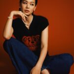 Myolie Wu Instagram – 第一次和Brendan 一起正式拍廣告，有很特別的感受，這次是母親節的主題，覺得特別窩心，加上今次品牌為我們打造了型格的造型，第一次見到Brendan 擺出很有型的pose, 做媽媽的我覺得很搞笑也很感嘆，我的大兒子是個小大人了。
這次和陪著我們成長的品牌周大福合作也覺得十分榮幸和驚喜，金飾設計一直都給人很傳統的感覺，但我很喜歡這次的Rouge collection, 由品牌標誌性的「福」字，轉化為具現代感的設計，日常配搭時尚的衣服更顯品味，令我愛不釋手。
母親節快到了，相信每一位母親收到自己兒女送的禮物都一定會很開心，如送上一份保值的禮物，媽媽一定更喜上眉梢，在此預祝天下所有母親，健康平安快樂！
PS. 視頻裡的詩也是Brendan自己念的，一take 過，媽媽表示老懷安慰🥹❤️ #brendanyiktinglee 

@chowtaifookjewellery
#ChowTaiFook #CTF95 #CraftingMemoriesCreatingLegacies #CTFRouge #周大福 #周大福傳福系列 #CTFFestive #FamilyLoveAndBlessing #MothersDay