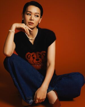 Myolie Wu Instagram - 第一次和Brendan 一起正式拍廣告，有很特別的感受，這次是母親節的主題，覺得特別窩心，加上今次品牌為我們打造了型格的造型，第一次見到Brendan 擺出很有型的pose, 做媽媽的我覺得很搞笑也很感嘆，我的大兒子是個小大人了。
這次和陪著我們成長的品牌周大福合作也覺得十分榮幸和驚喜，金飾設計一直都給人很傳統的感覺，但我很喜歡這次的Rouge collection, 由品牌標誌性的「福」字，轉化為具現代感的設計，日常配搭時尚的衣服更顯品味，令我愛不釋手。
母親節快到了，相信每一位母親收到自己兒女送的禮物都一定會很開心，如送上一份保值的禮物，媽媽一定更喜上眉梢，在此預祝天下所有母親，健康平安快樂！
PS. 視頻裡的詩也是Brendan自己念的，一take 過，媽媽表示老懷安慰🥹❤️ #brendanyiktinglee 

@chowtaifookjewellery
#ChowTaiFook #CTF95 #CraftingMemoriesCreatingLegacies #CTFRouge #周大福 #周大福傳福系列 #CTFFestive #FamilyLoveAndBlessing #MothersDay