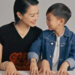 Myolie Wu Instagram - 第一次和Brendan 一起正式拍廣告，有很特別的感受，這次是母親節的主題，覺得特別窩心，加上今次品牌為我們打造了型格的造型，第一次見到Brendan 擺出很有型的pose, 做媽媽的我覺得很搞笑也很感嘆，我的大兒子是個小大人了。 這次和陪著我們成長的品牌周大福合作也覺得十分榮幸和驚喜，金飾設計一直都給人很傳統的感覺，但我很喜歡這次的Rouge collection, 由品牌標誌性的「福」字，轉化為具現代感的設計，日常配搭時尚的衣服更顯品味，令我愛不釋手。 母親節快到了，相信每一位母親收到自己兒女送的禮物都一定會很開心，如送上一份保值的禮物，媽媽一定更喜上眉梢，在此預祝天下所有母親，健康平安快樂！ PS. 視頻裡的詩也是Brendan自己念的，一take 過，媽媽表示老懷安慰🥹❤️ #brendanyiktinglee @chowtaifookjewellery #ChowTaiFook #CTF95 #CraftingMemoriesCreatingLegacies #CTFRouge #周大福 #周大福傳福系列 #CTFFestive #FamilyLoveAndBlessing #MothersDay