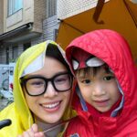Myolie Wu Instagram - 下雨天也可以玩得很開心🥰❤️🌧️ @hakkaphil #rainyday #brendanyiktinglee #ryanyiklamlee #liamyikwanglee