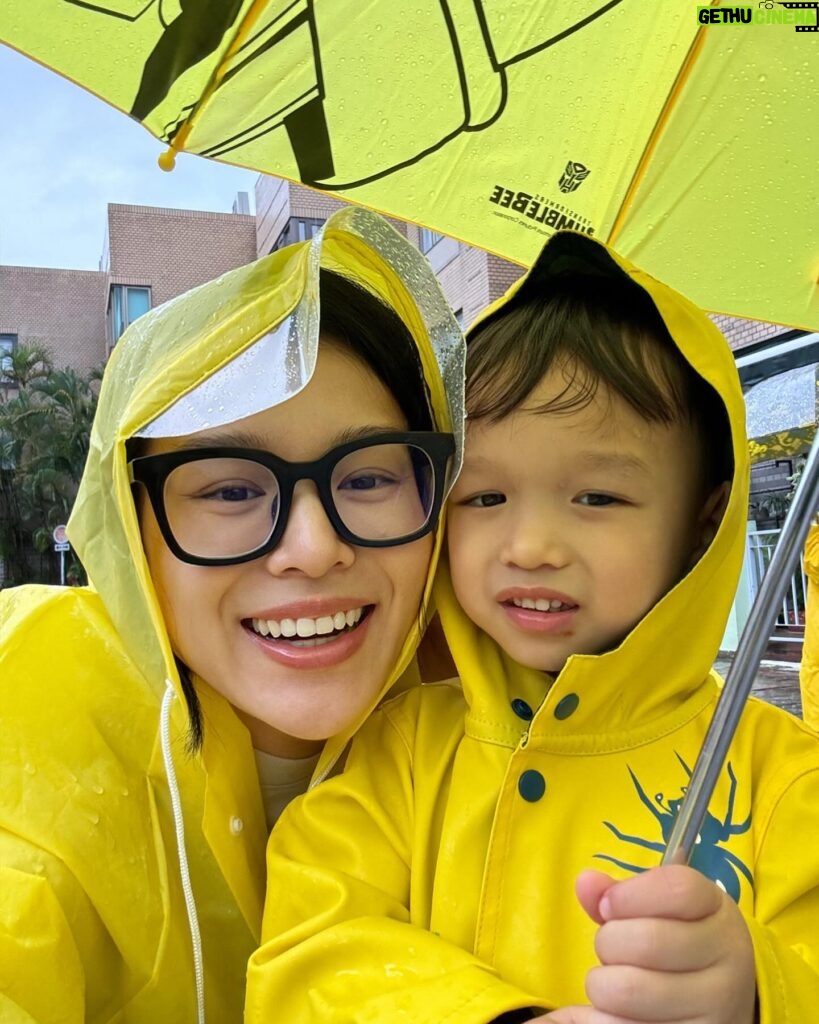 Myolie Wu Instagram - 下雨天也可以玩得很開心🥰❤️🌧️ @hakkaphil #rainyday #brendanyiktinglee #ryanyiklamlee #liamyikwanglee