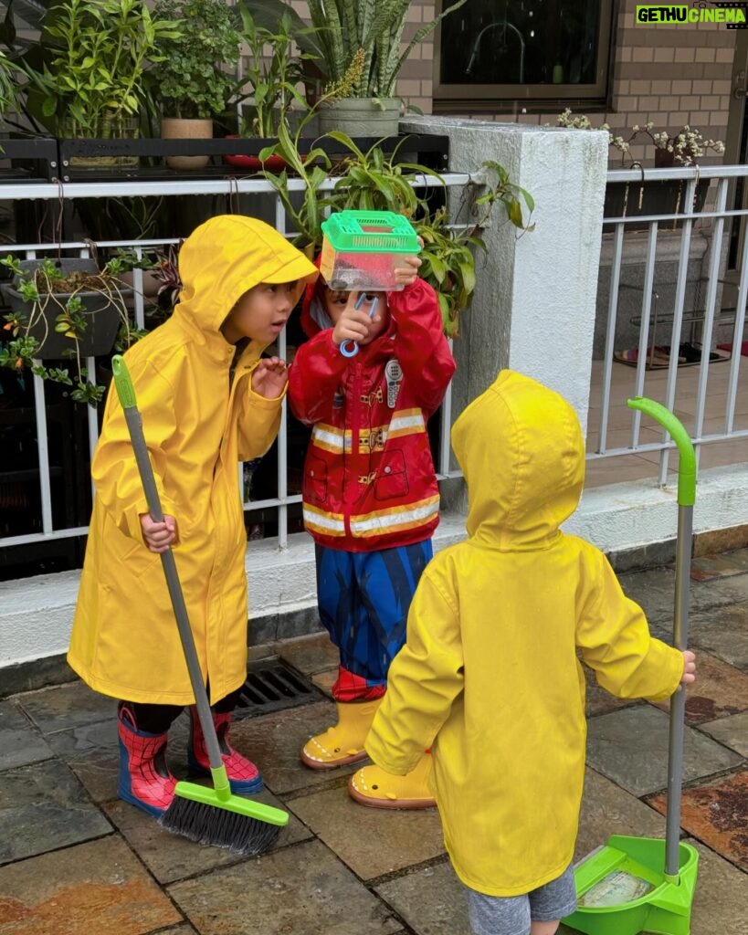 Myolie Wu Instagram - 下雨天也可以玩得很開心🥰❤️🌧️ @hakkaphil #rainyday #brendanyiktinglee #ryanyiklamlee #liamyikwanglee