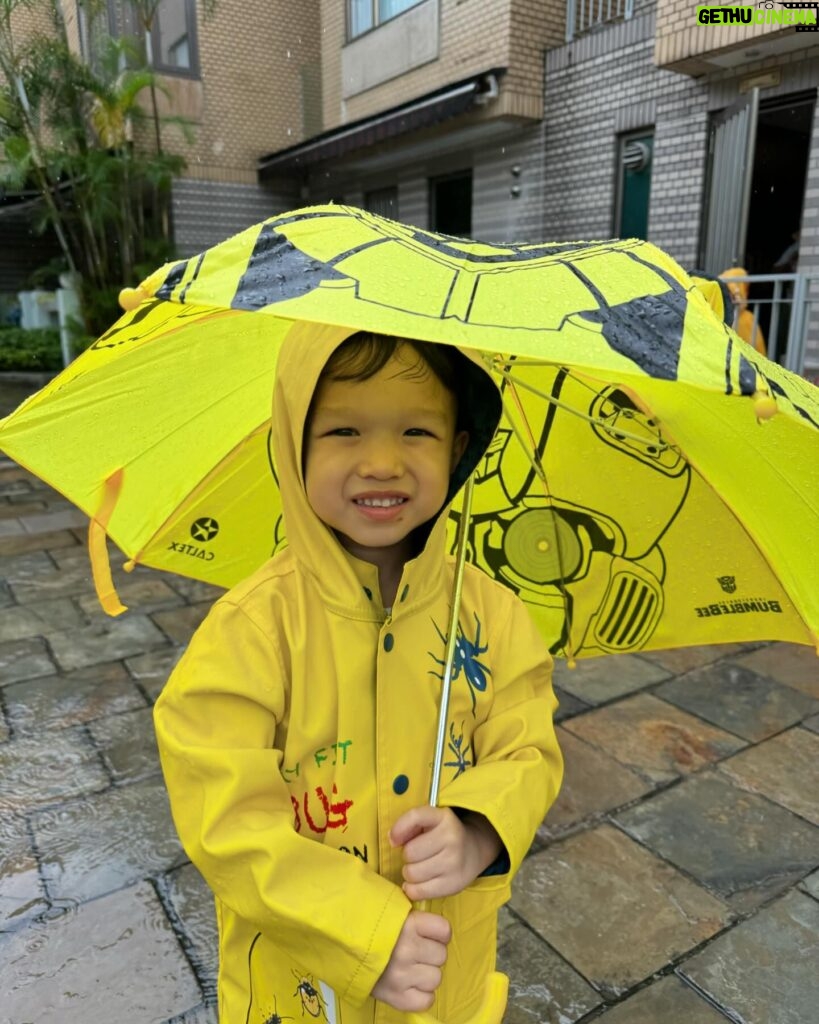 Myolie Wu Instagram - 下雨天也可以玩得很開心🥰❤️🌧️ @hakkaphil #rainyday #brendanyiktinglee #ryanyiklamlee #liamyikwanglee