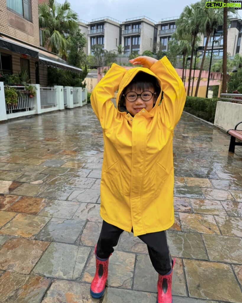 Myolie Wu Instagram - 下雨天也可以玩得很開心🥰❤️🌧️ @hakkaphil #rainyday #brendanyiktinglee #ryanyiklamlee #liamyikwanglee