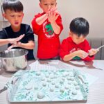Myolie Wu Instagram - 年三十晚，一齊整湯圓，有人整咗一粒全世界最細嘅～～～😂㊗️❤️🧧🙏 祝大家龍年行大運，身體健康萬事如意💪🏻😁 @hakkaphil #brendanyiktinglee #ryanyiklamlee #liamyikwanglee #湯圓