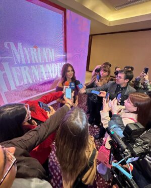 Myriam Hernández Instagram - Lo que viví anoche es muy difícil de explicar… No encuentro las palabras que realmente transmitan lo que sentí… Lloré en muchos momentos… Escuchar a muchos artistas, productores, hablar como lo hicieron, me llega al alma… Y para rematar las interpretaciones de @monlaferte @nicolemusica @quiqueneiraoficial y @aka.shirel me dejaron sin aliento 🥹🤍
Solo puedo agradecer a Dios, a mi familia, a la @scd_chile por este inmenso reconocimiento, a mi staff, colegas y amigos que me llenaron de elogios y cariño, a mi profesor de canto y tantos mensajes de amor que recibo a diario de ustedes!!
Todo esto es mi motivación para seguir hasta que Dios quiero y me lo permita 🤍🙏
Gracias infinitas!! 🤍

📸 @fernando.fotografias