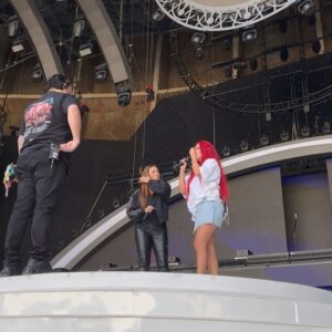 Myriam Hernández Instagram - Mi @karolg preciosa 🩷 orgullosa de que te presentes en mi país. Cómo olvidar esa noche tan hermosa donde pudimos interpretar y cantar desde el corazón!! 🩷

Todo mi cariño y admiración hacia ti!! Que sean días hermosos y deja todo el poder de la BICHOTA en el escenario!!

Te quiero mucho!! 🩷 #bichota 

📸 @fernando.fotografias