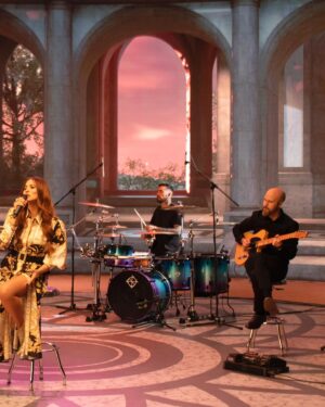 Myriam Hernández Instagram - Emocionada de mostrarles parte del backstage de “Me Acostumbre A Dormir Sin Ti” 💛 Link de mi video en mis historias!! VAYAN A VERLO!! 😘 #meacostumbreadormirsinti  canción que amo composición y producción:  @jacobocalderon 
Video: @madisfilmschile 

📸 @fernando.fotografias