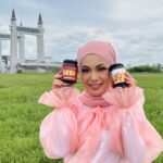 Nad Zainal Instagram - Ok siapa tahu belakang tu jambatan apa? bagi jawapan yang SALAH sahaja… @nurrifa.hq