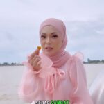 Nad Zainal Instagram - 3 Bulan berlalu, Nanad yang dulu hanya fokus pada nak kuruskan badan, lupa, kita perlu jaga dalaman juga rasa ringan badan lepas makan SEERI, badan tak lemau, rasa fresh badan paling BEST, Jamu SEERI rasanya sedap!!! macam Gummies bagus untuk ambil waktu pantang dan tak ganggu susu badan siapa nak buang angin dalam badan boleh click linktree di bio Nanad atau follow @nurrifa.hq
