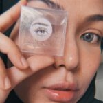 Nad Zainal Instagram - salah satu aksesori wajah , tapi Nanad rabun juga, so pakai lens ada 2 tujuan.. nak cepat nampak “siap” dan juga membantu masalah rabun ada tanya, tak pedih ke mata? NOPE !! ok , asalkan tangan tu kena bersih masa pegang lens, dan pakai 8 jam sehari saja.. jangan bawa tidur sebagai penggemar lens berwarna.. Nanad memang shop dekat @faboulooks_hq sahaja WHY?? 1. Harga Berpatutan 2. Ada kelulusan 3. Lembut 4. Ada pelbagai pilihan warna 5. team @faboulooks_hq mesra alam