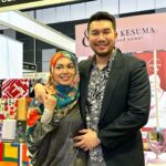 Nad Zainal Instagram - “Saya tak mengandung lagi” gambar ni entah kenapa dia nak pegang perut kita pun tak sure awak 😅 Hari ini “SITI” pulak SOLD OUT Semalam “NADIA” & “KALSOM” kami takkan reprint dah tau 😀, sebab nak bagi pemakai @nadikesumabynadzainal rasa jadi 50 insan di dunia yang dapat pakai tiap design kami #eksklusif Mari datang #suntec @megaxpress