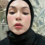 Nad Zainal Instagram - bahasa lebih manis.. jagalah badan, wajah, kesihatan anda selagi diberi peluangxx nak tukar warna mata tiap sejam oun boleh.. beli lens banyak banyak dekat @faboulooks_hq harga mampu milik, semalam Nanad pakai YAKA GREY tapi lately Nanad suka brown… nak beli balik Water Brown dari @faboulooks_hq