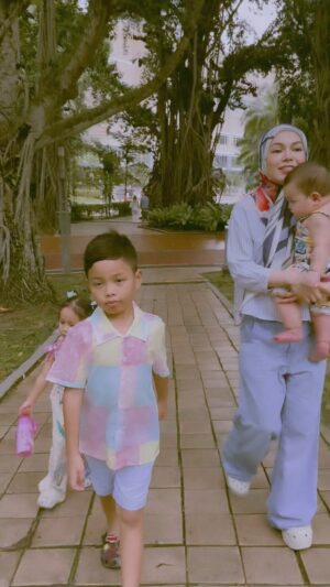 Nad Zainal Instagram - Please jangan membesar cepat sangat..

tiap bulan kena beli baju baru, esp si baby Puteh 

🤣

tudung code SAORI @nadikesumabynadzainal