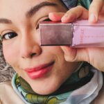 Nad Zainal Instagram - ini bukan makeup anti badai .. ini makeup ANTI JERAWAT , ANTI CAPUK, ANTI KUSAM setia dah 2 tahun lebih dengan foundation @skinellehq dulu kalau scene kat kampung kampung.. letak foundation ini saja, sebab nak nampak natural.. tak cakey and tak tebal lagipun hidup Nanad tak lah berbadai sangat.. so foundation ni jela pakai 🤣🤣🤣🤣 @skinellehq #foundationpink