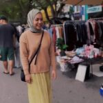 Nad Zainal Instagram - ME TIME Alhamdulillah… sebenarnya tak sangka dapat me time sebab ingat nak heret semua.. tapi syukur.. terima kasih ya @ungkuismailaziz bagi kita jalan jalan flea market Nanad dari dulu suka beli baju-baju, barang barang pelik dekat flea market asal MURAH & CANTIK dan wajib lain dari yang lain.. so nak keliling bershopping ni kena ada energy juga.. almakulum.. jauh nak memusing.. kedai satu ni RM10 kedai hujung RM 5, ulang alik bagai nak gila.. kita telan ubat kuat.. ehh tak tak… kojol nanti.. kita makan Jamu SEERI ni… orang selalu cakap bagus untuk hubungan suami isteri… tu tak nak komen sangat.. tapi yang pastu.. korang suruh menapak turun naik bukit pun boleh lepas makan SEERI ni makan 2 je pagi cukup.. takpayah bw botol dia.. sebab dia dalam plastic je. oh korang mesti nak tau kag mana boleh beli SEERI ni. nanti Nad selit link kat story tak pun follow @nurrifa.hq #JamuSEERI #SEERI #NadZainal #JamuGummies