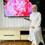 Nad Zainal Instagram - Korang, baru pasang TV PRISM Q65-QE aku ni, terus terpukau! 🌟 Skrin dia beso giler dan clear sangat, plus detail 4K tu macam real betul! Bila tengok, terasa cam aku yang beraksi dalam TV tu. 📺 Dapat TV mantap macam ni dengan harga berbaloi? Memang puas hati la. Siapa nak join aku untuk movie night dengan TV cun ni? 🍿✨ 🔗 Nak tengok kegempakan dia? Pi cek sini: prismplus.my/Nad.zainalQ65QE #prismplusmalaysia #prismplusmy #q65qe #prismplusandroidtv #prismplusQ65QE