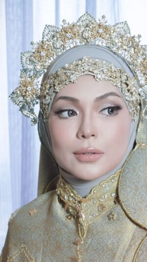 Nad Zainal Instagram - Bismilllahi MasyaAllah.
Nad Zainal reception
.
Makeup @nvdismbeauty 
Bride and groom style by @thelikeyuti and sya @makeupetite 
Capture by @curicuriklik 
.