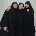 Nad Zainal Instagram - Bersama anak anak Pak Helmi yang cantik dan kelakar di majlis Ilmu yang bertempat di @musollahaisya_ semalam nantikan kami dalam Mok Cun season 6 @nurhelizahelmi @hazwanihelmi